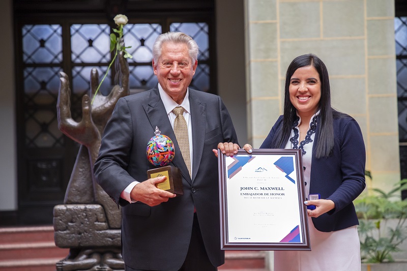 Jonh C. Maxwell es nombrado Embajador de Honor del Turismo de Guatemala
