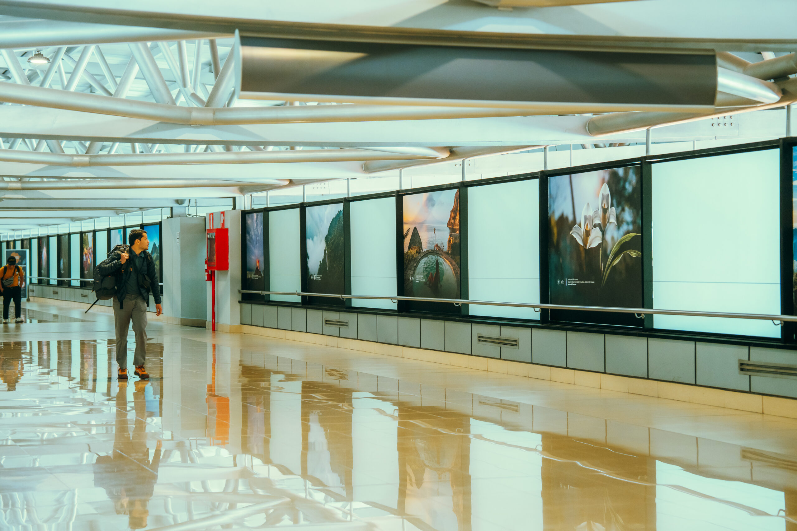 El Aeropuerto renueva su imagen con fotografías del talento nacional