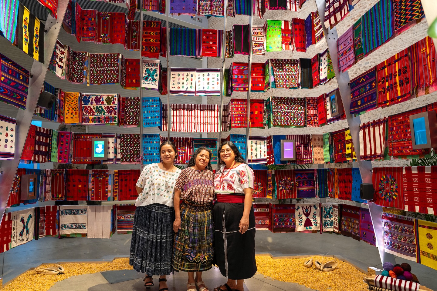 Tejidos ancestrales y diseño contemporáneo posicionan a Guatemala en Europa